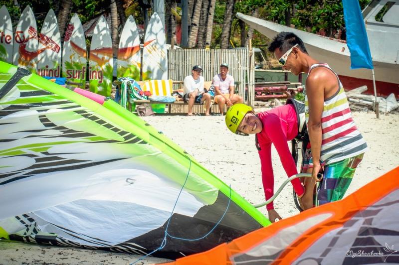 Am Funboard Center Boracay bietet täglich IKO Kitekurse von Level 1 bis 3 am Bulabog Beach an.