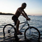 Mitv dem Fahrrad unterwegs auf den Philippinen von Panay nach Boracay Island.